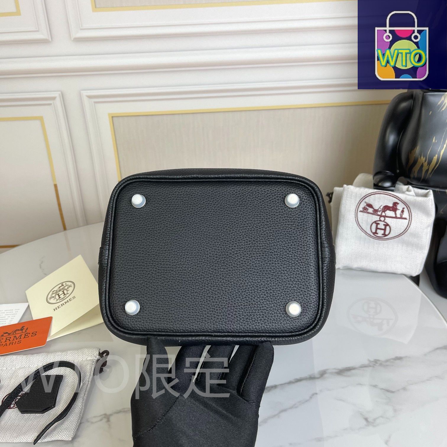 エルメス 黒の女性用ハンドバッグ｜