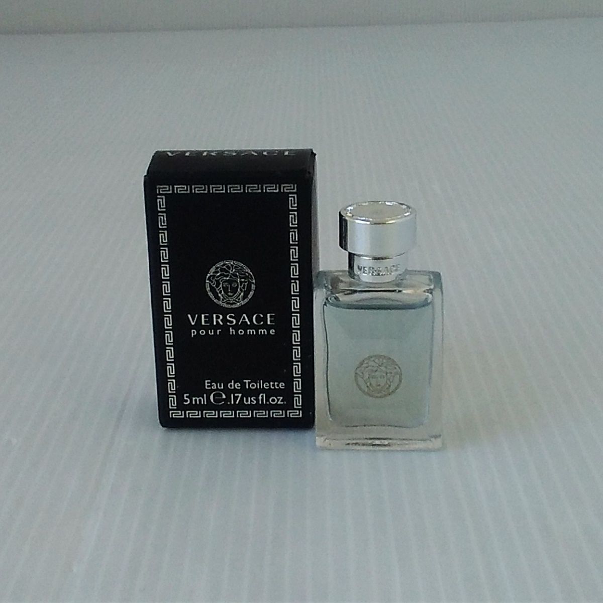 VERSACE ヴェルサーチ プールオム オードトワレ 5ml 外箱あり - メルカリ