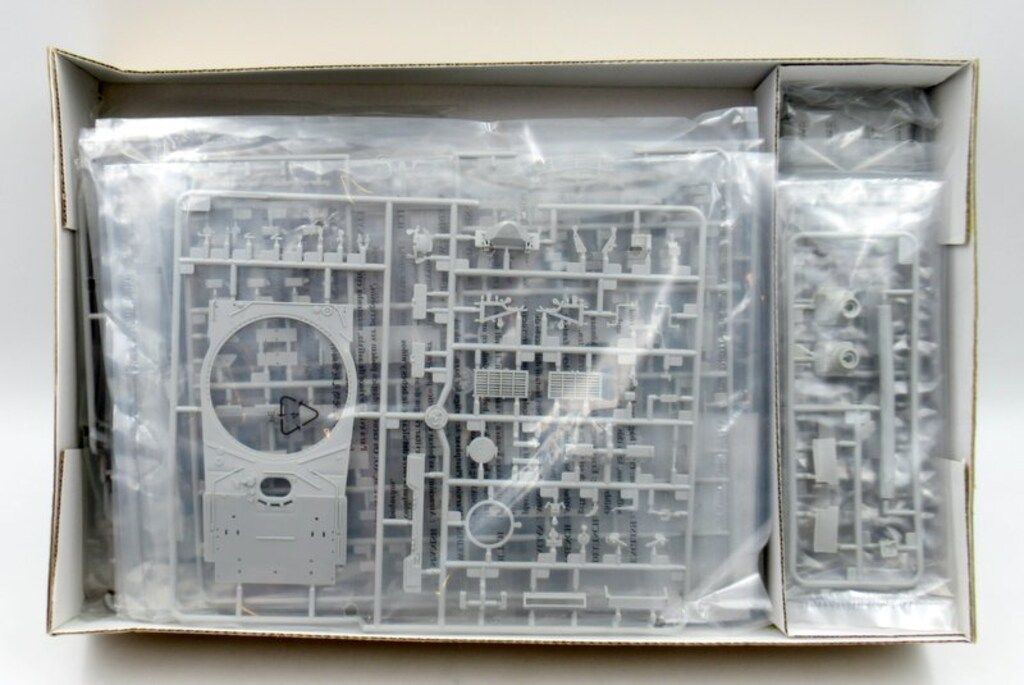 【中古】未組立 トランペッター 05566 1/35 ソビエト軍 T-80BV 主力戦車[17][240017707425] Amazon | トランペッター 1/35 ソビエト軍 T-80BV 主力戦車