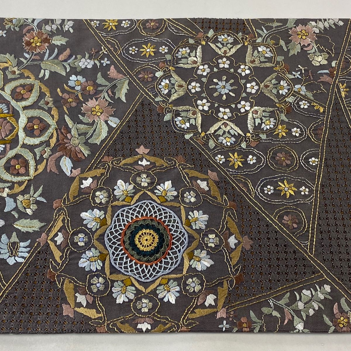 袋帯 美品 逸品 華文 草花 金銀糸 刺繍 灰色 六通 正絹 【中古