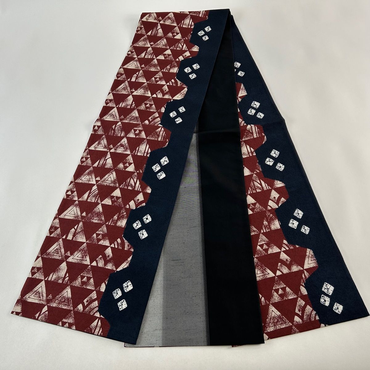 袋帯 美品 秀品 証紙 大島紬地 鱗 幾何学模様 絞り えんじ色 全通 正絹  