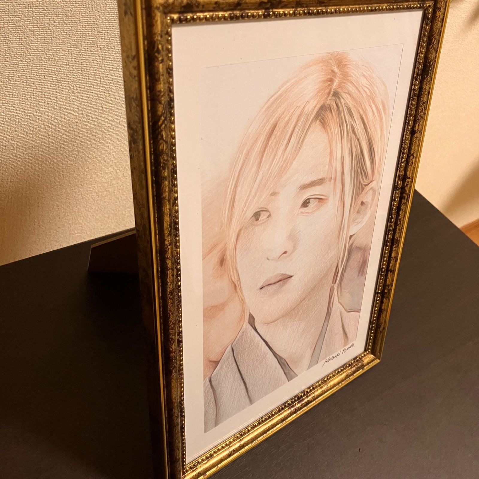 女優画④ 額装品　額縁寸法32.7㎝×24.0㎝×1.5㎝　色鉛筆画　定款付 女優画16 額装品 額縁寸法32.7㎝×24.0㎝×1.5㎝ 色鉛筆画 定款付