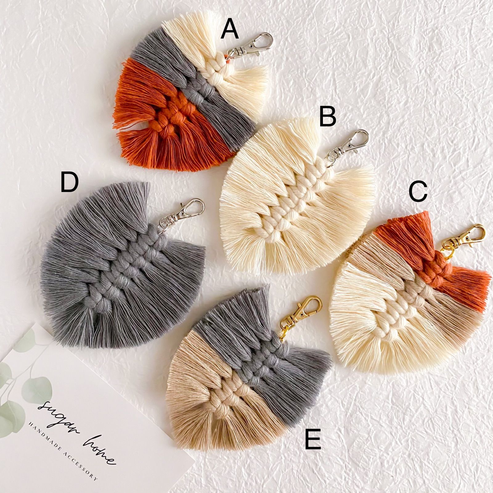 マクラメ編みのフェザーキーホルダー ＊ バッグチャーム - メルカリ