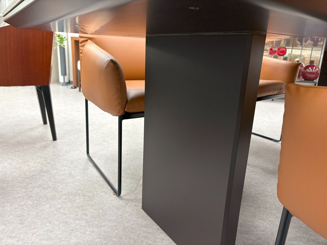 アルフレックス Arflex：AFFOGATO ｸﾞﾚｰｵｰｸ色 ダイニングテーブル 展示品