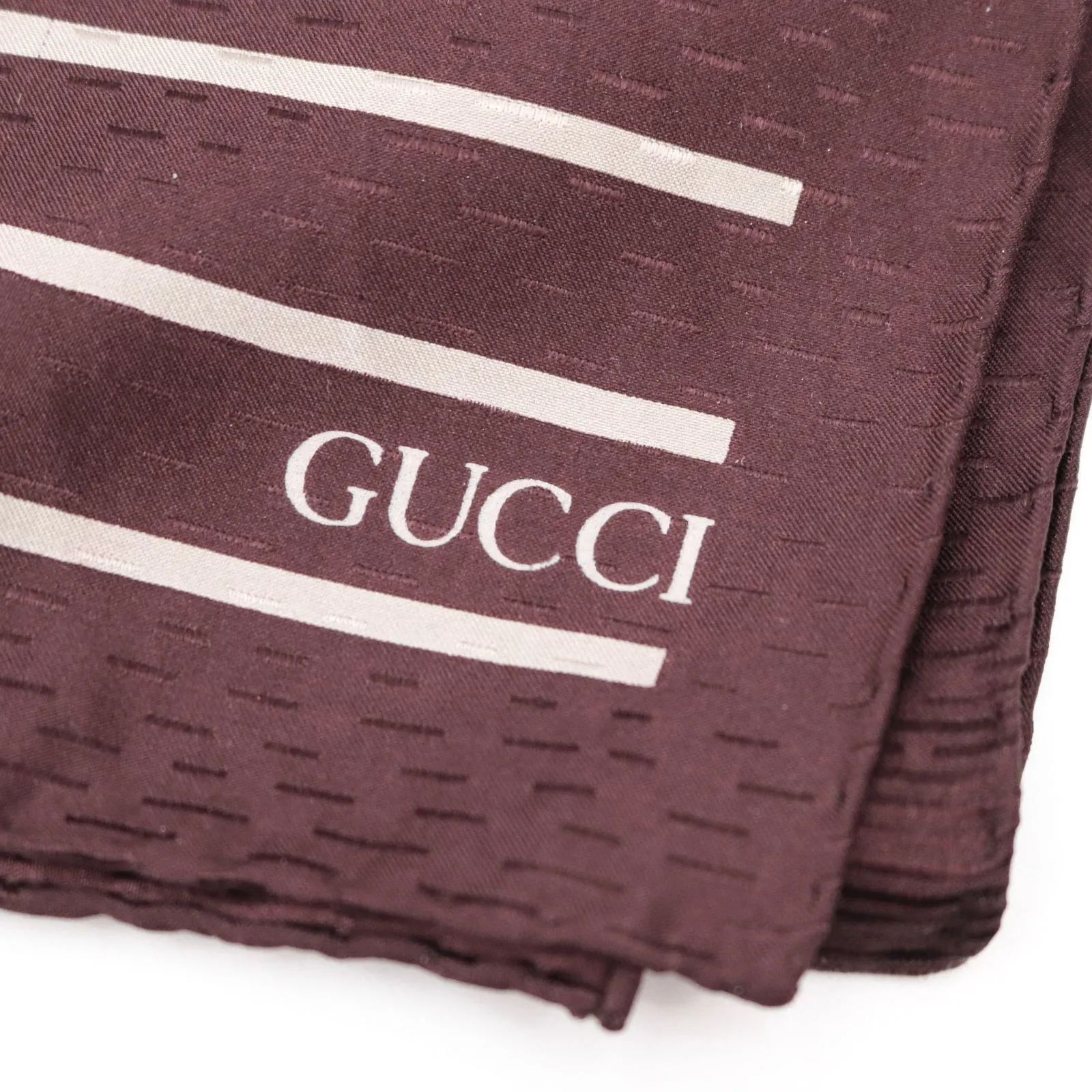 GUCCI 大判スカーフ　ショール　未使用、箱付き GUCCI グッチ ストール スカーフ 大判 シルク ワインレッド 幾何