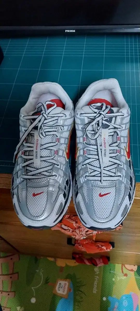 NIKE ナイキ P ー 6000 メタリック シルバー レッド 235