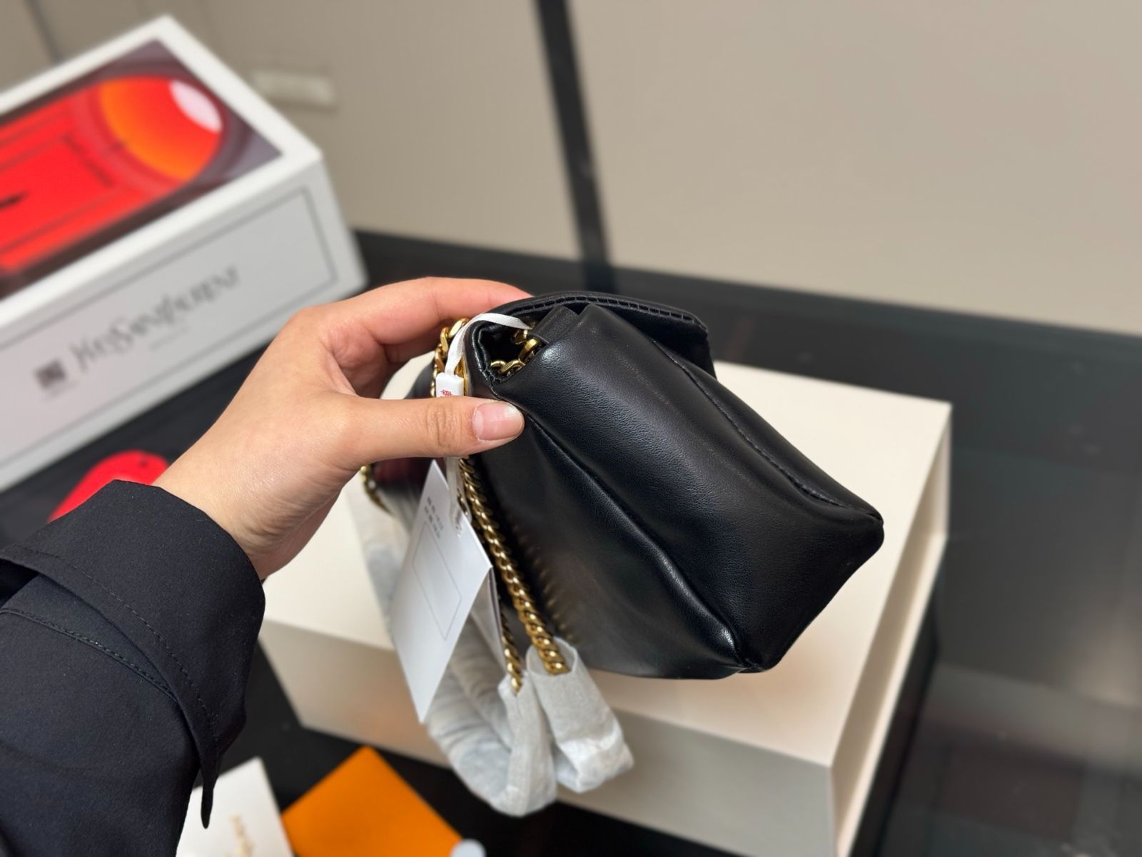 【SAINT LAURENT】ラージ カリプソ ショルダーバッグ・中古 今日特価】Saint Laurent Calypso アームチェーンバッグ（羊皮紋