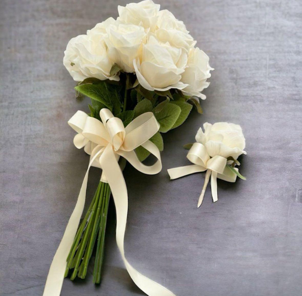 アイボリーバラクラッチブーケブートニア