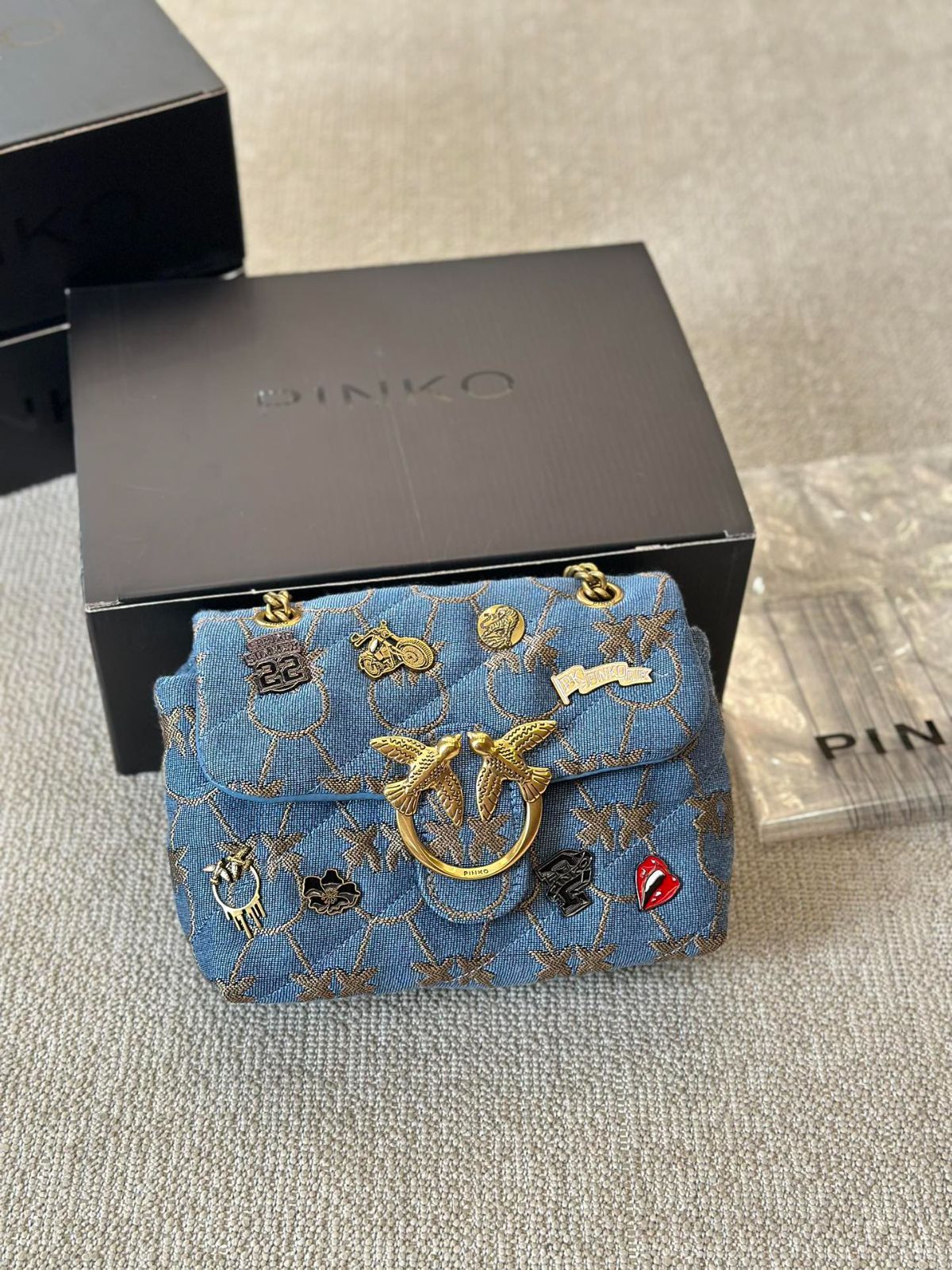 今日 PINKO デニムバッジバッグ 在庫 価格