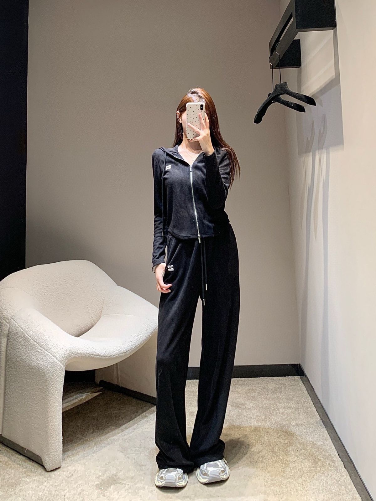 アルファベット入りフード付きダブルヘッドジップアウターとゴムウエストのレジャー長パンツのセット