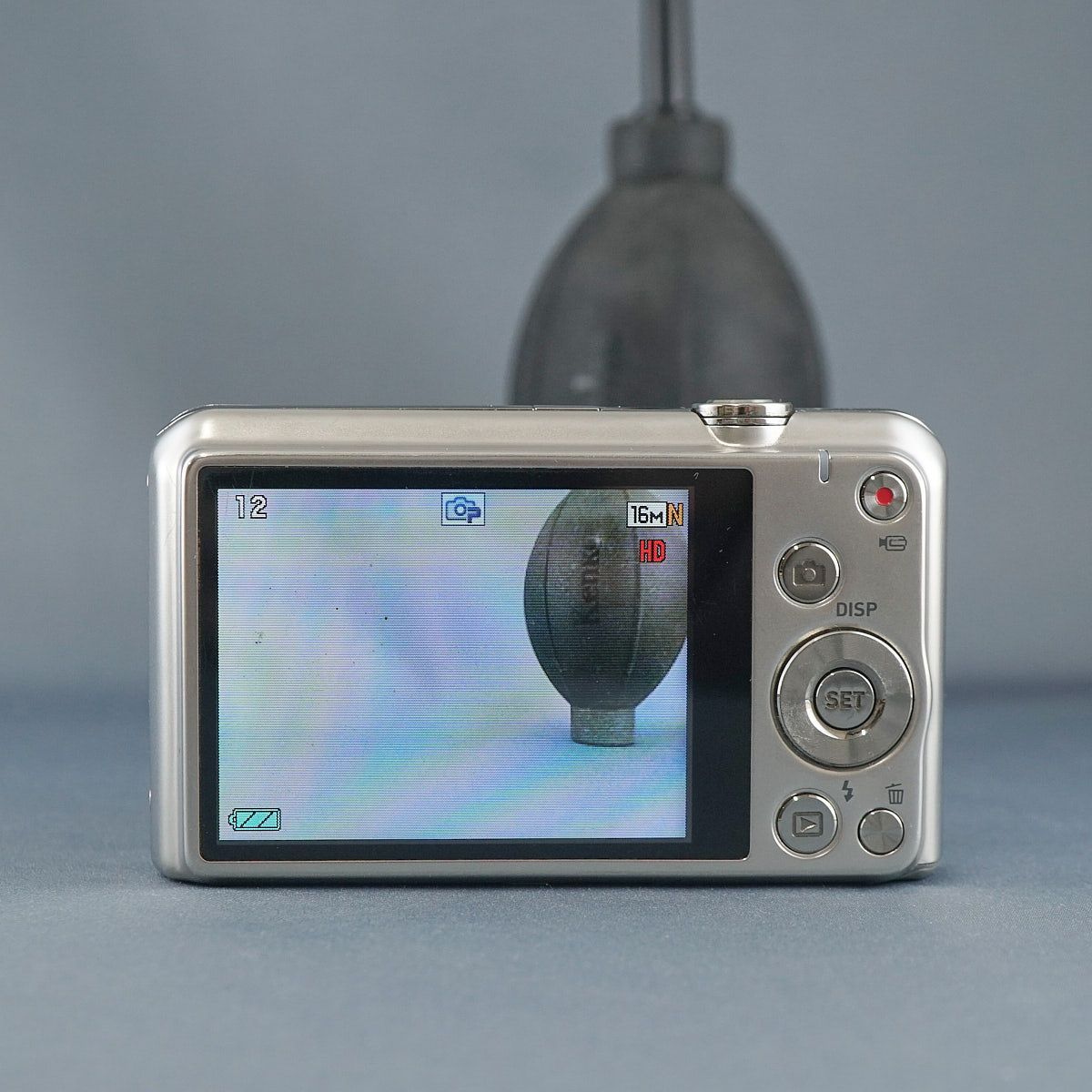カメラ CASIO EXILIM 6倍ズーム 1610万画素 シルバー 動作品