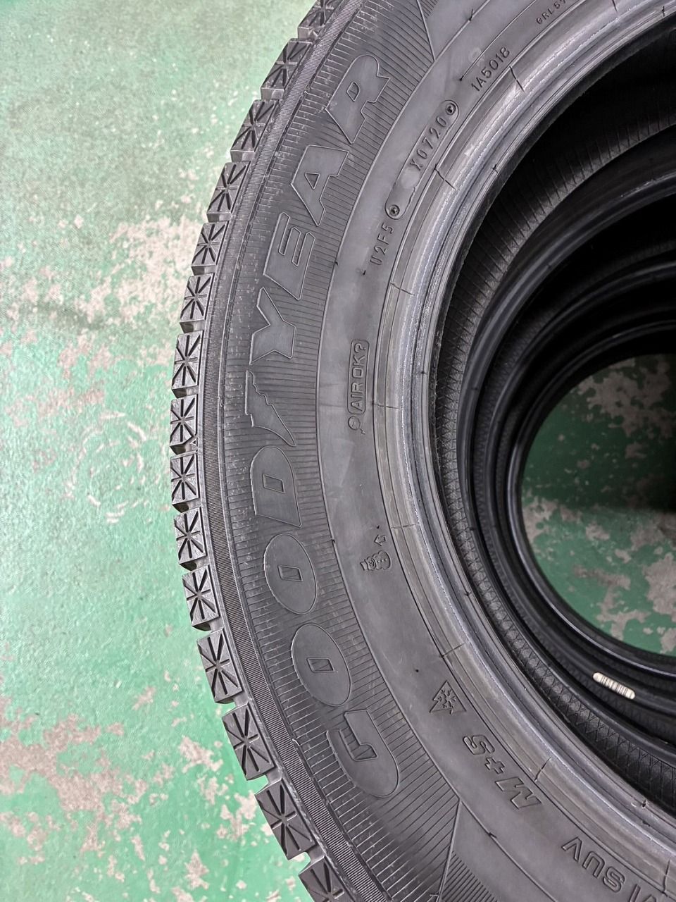 225|65R17 102Q
