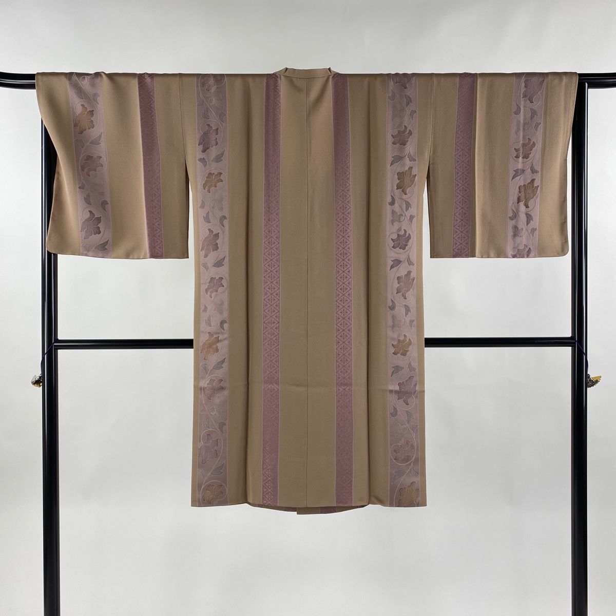 道行 身丈106cm 裄丈67cm M 和装コート 角衿 伊と幸 花唐草 薄茶色  