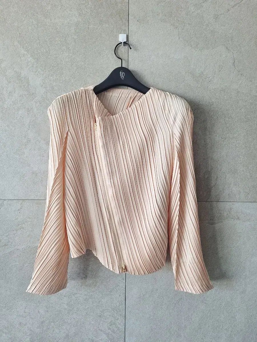 新品 ISSEY MIYAKE(イッセイミヤケ) インテンシブル ジャケット