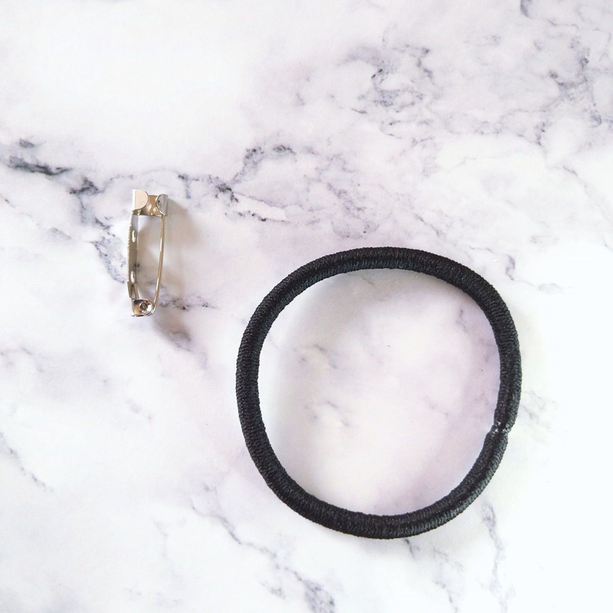 No.10 押し花と蝶々 レジンヘアゴム - メルカリ