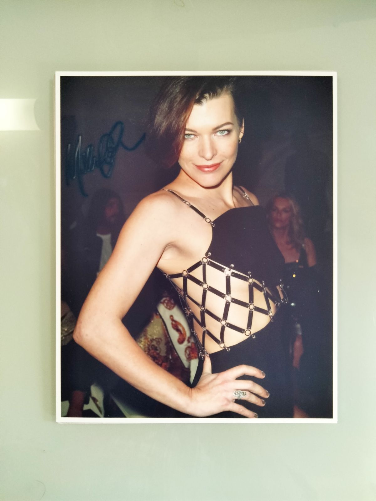 ミラ・ジョヴォヴィッチ直筆サイン入り超大型写真…Milla Jovovich