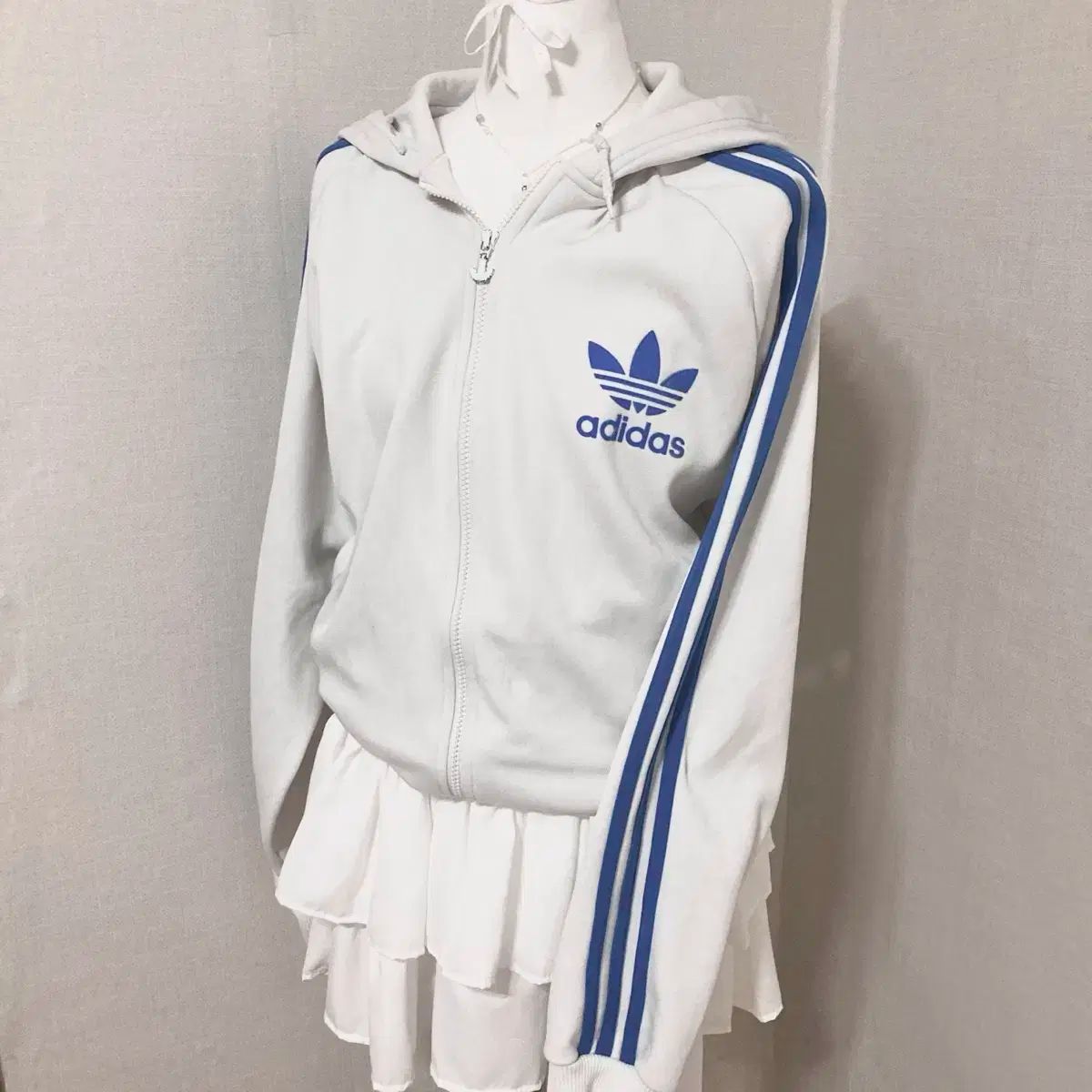 必須アイテム adidas 白 青 WHO フードロックジャージ L