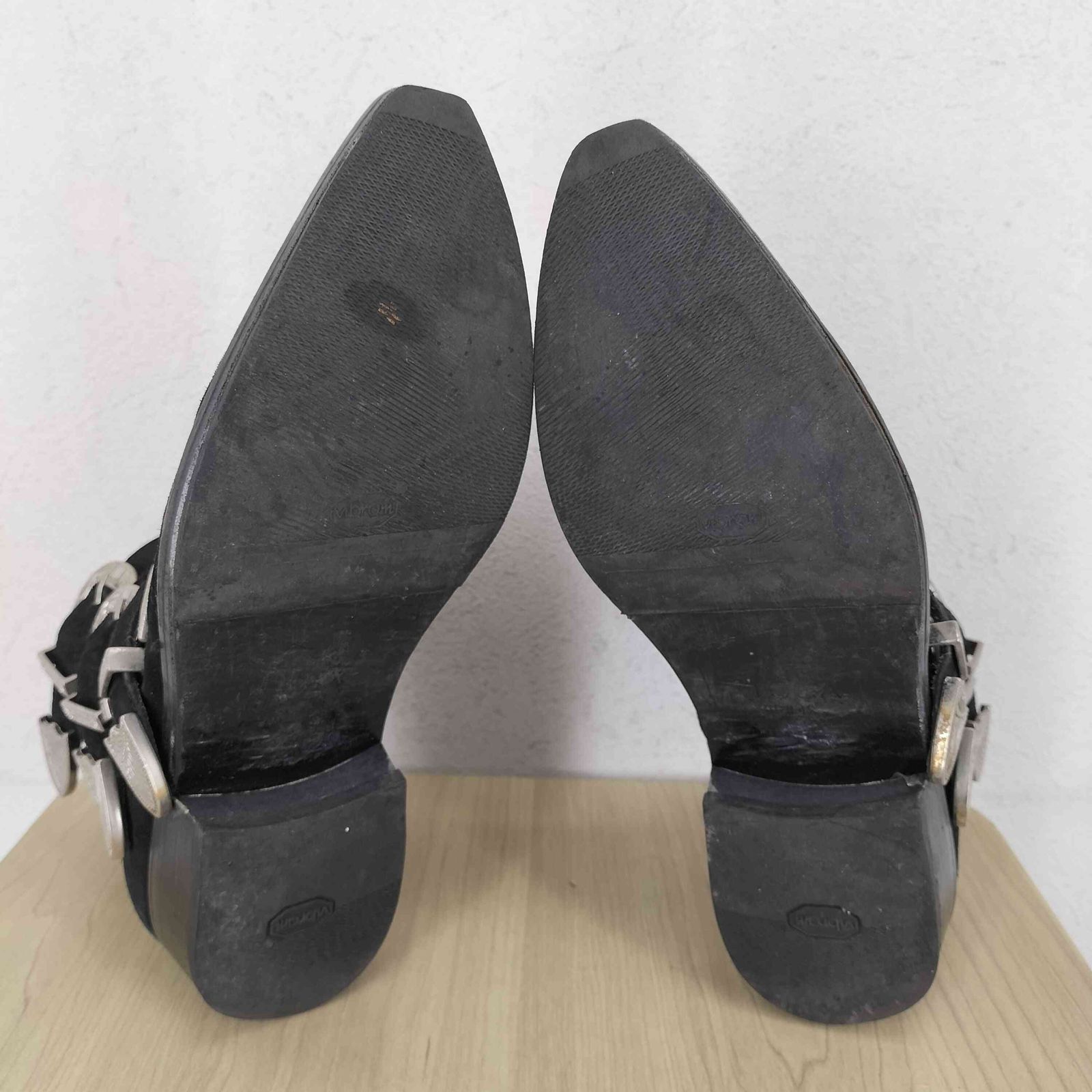 トーガビリリース TOGA VIRILIS 4連コンチョベルトスウェード