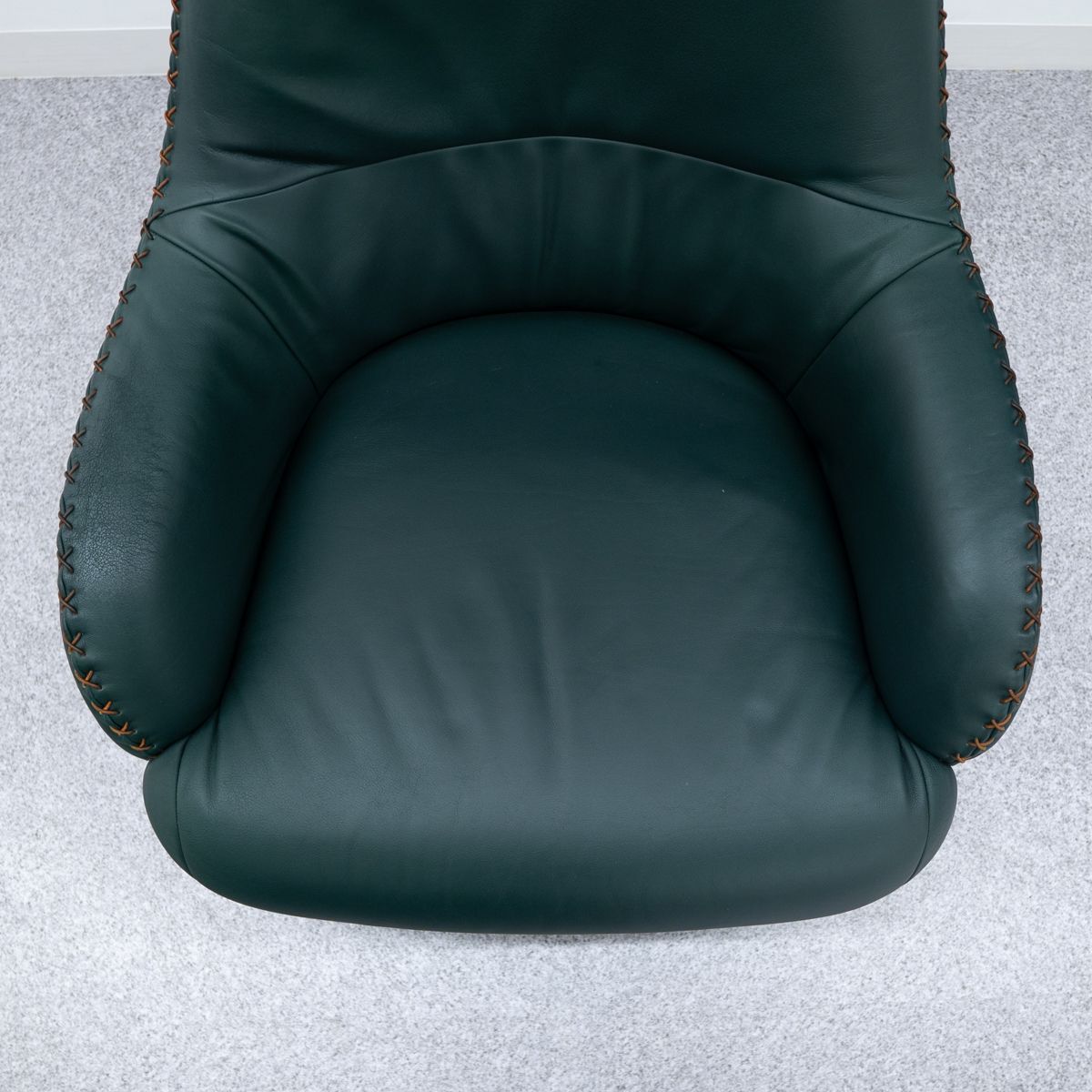【極美品】de Sede デセデ アームチェア DS-102 オットマン付 楽天市場】定価253万 デセデ IDC 大塚家具 ワイド 2人掛けソファ