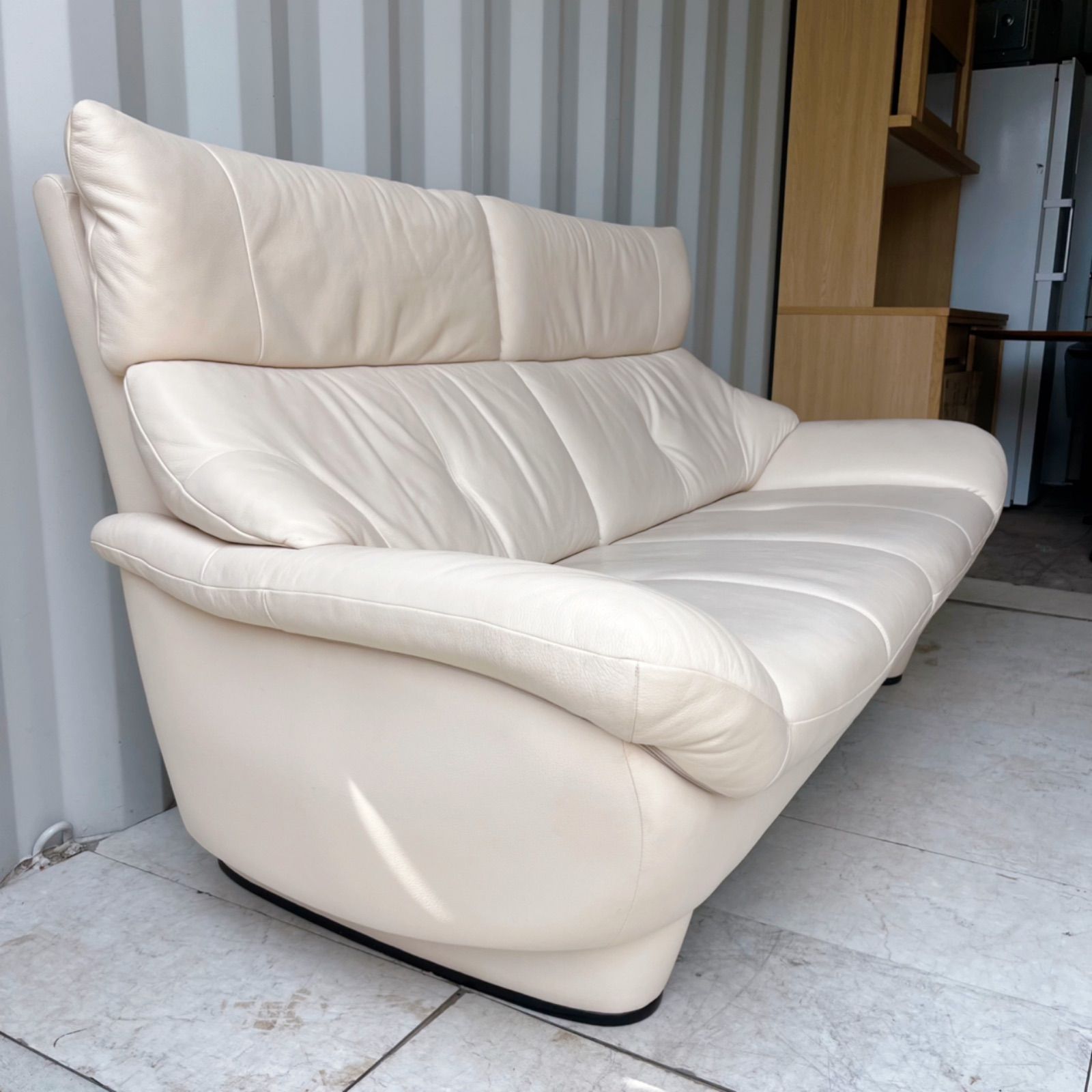 取付無料！カリモク チターノ クラウド モダン 本革アイボリー3人掛けソファ✨ 取付無料！カリモク チターノ クラウド モダン 本革アイボリー3人掛け