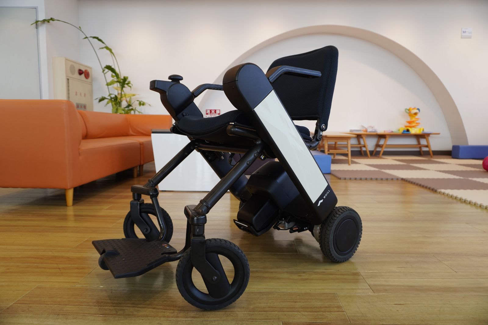 WHILL 電動車椅子 モデルF