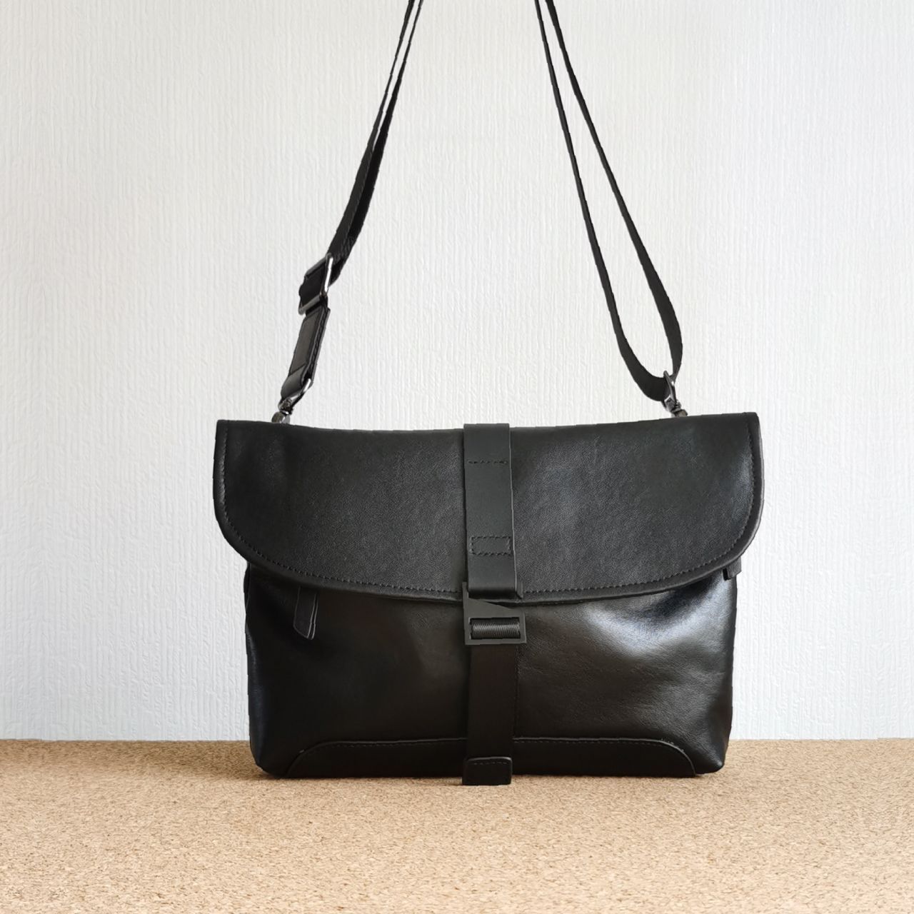 新品　ハンドバッグ ななめ掛け 2way ブラック メンズ 本物 プラダ 2WAYショルダーバッグ メンズ レディース 斜め掛け ロゴ