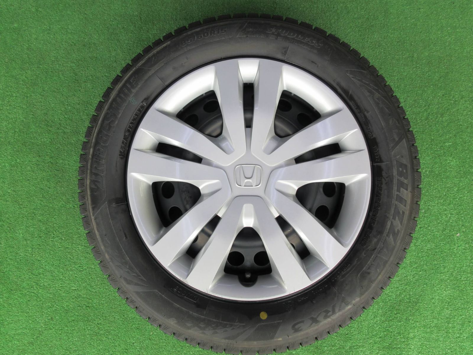 ホンダ フィット用中古スタッドレスセット！ 純正スチール 6J-15 4H100 +50 185/60R15 ブリザックＶＲＸ3付き！ - メルカリ