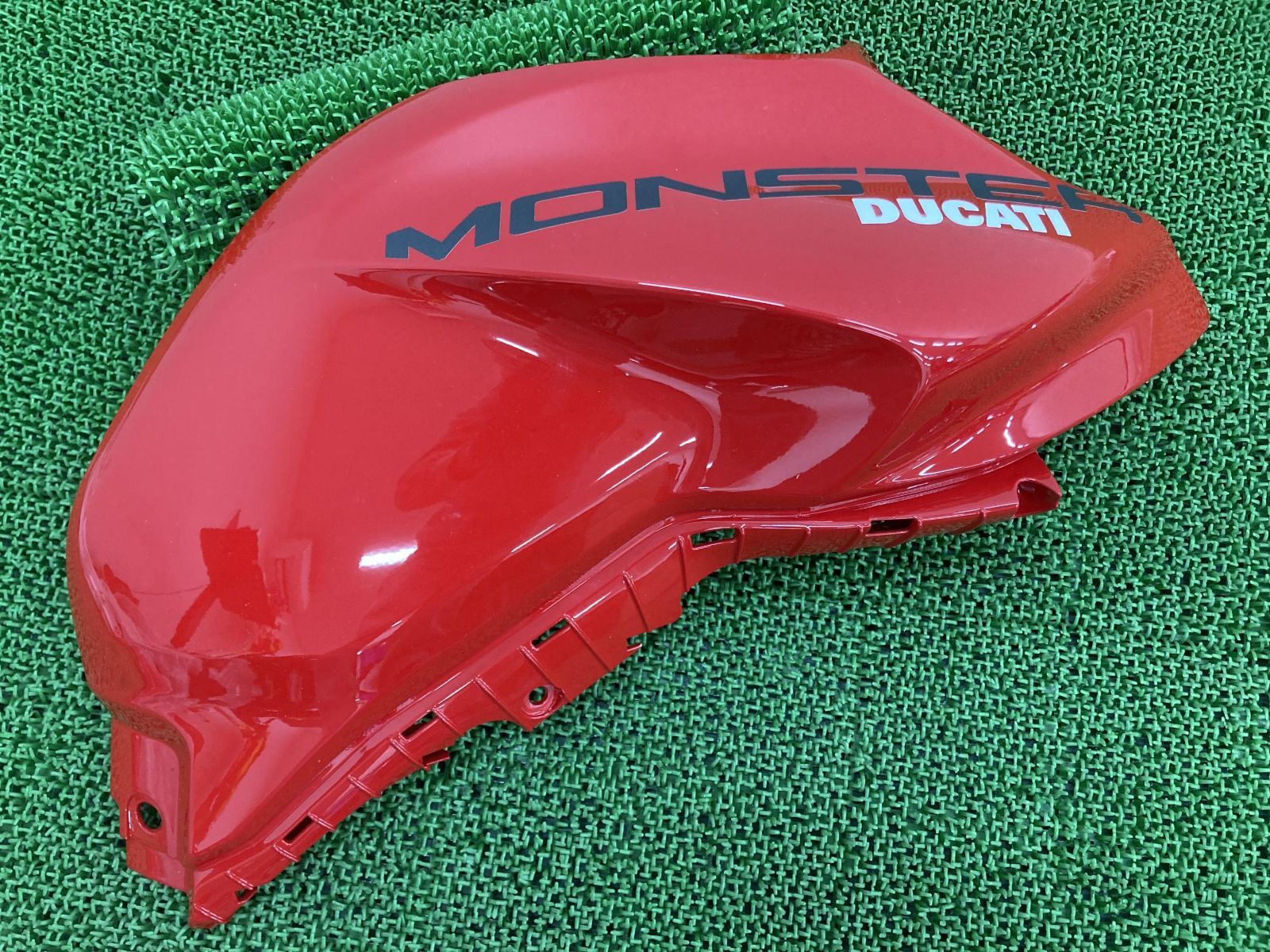 M937プラス タンクサイドカバー 右 480.1.C26.2A ドゥカティ 純正 バイク 部品 モンスター950 修復素材に コケキズ無し 【中古】 65 M937プラス タンクサイドカバー 右 480.1.C26.2A ドゥカティ 純正 中古
