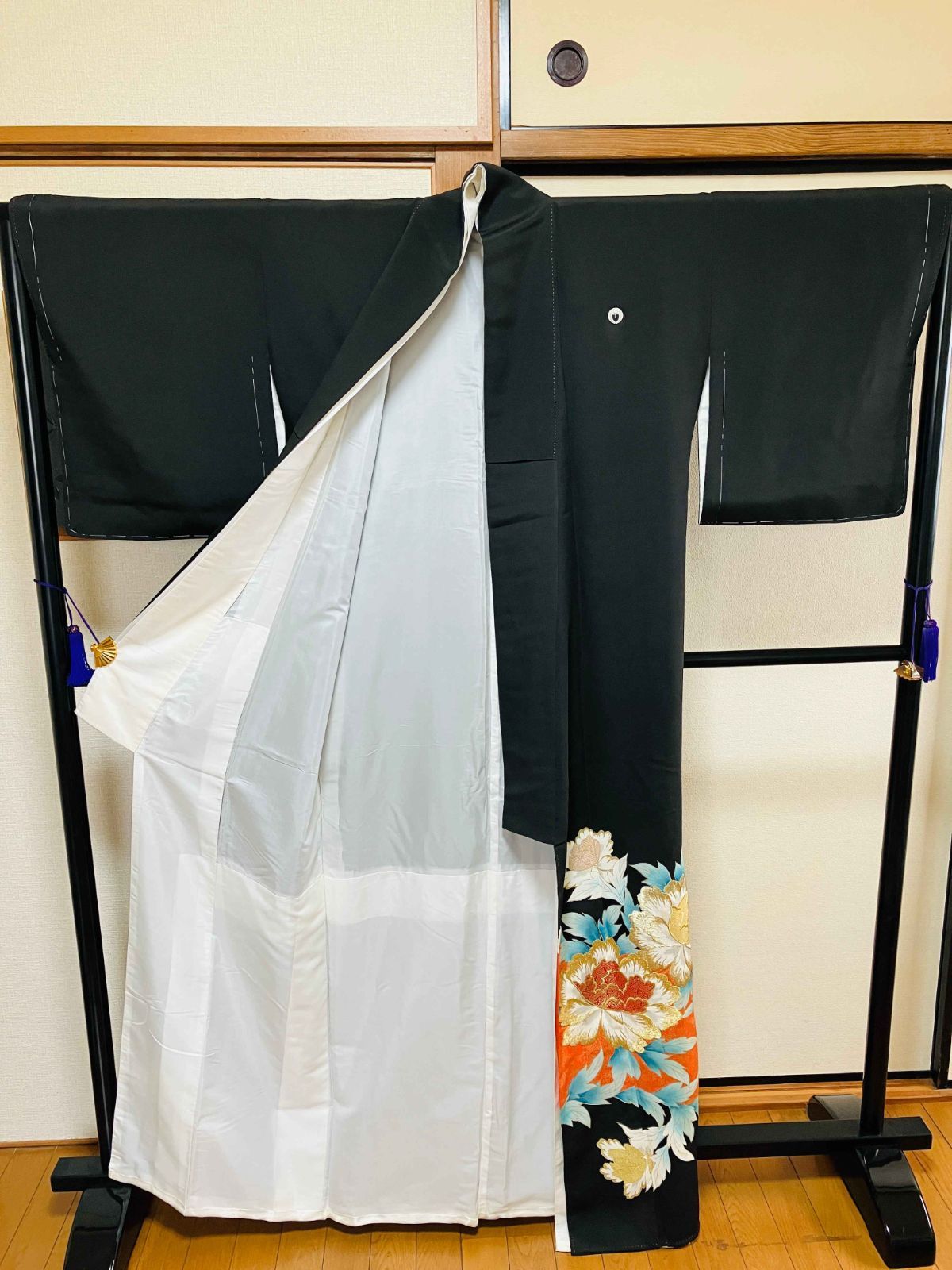 着物 黒留袖 正絹 / 黒色系 ブラック系 / 五つ紋 椿 身丈約160cm