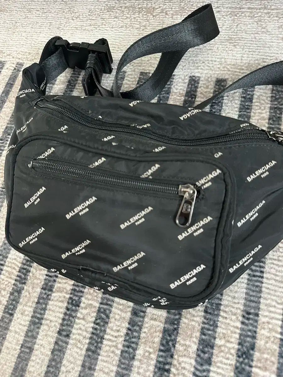 BALENCIAGA バレンシアガ ブラック ロゴ ベルトバッグ