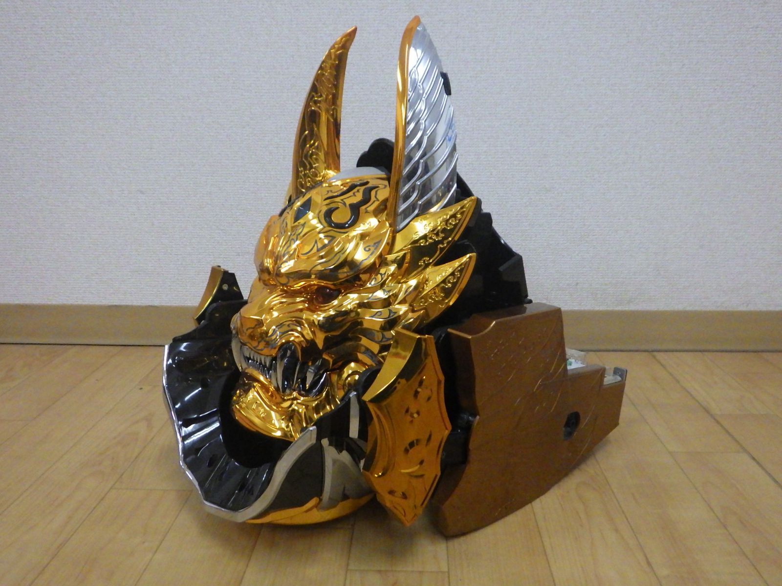 P 牙狼金翔（金） フェイス役物 ☆レア品☆ 送料無料 フェイスオブ牙狼 金翔枠 パチンコ役物 黄金騎士牙狼