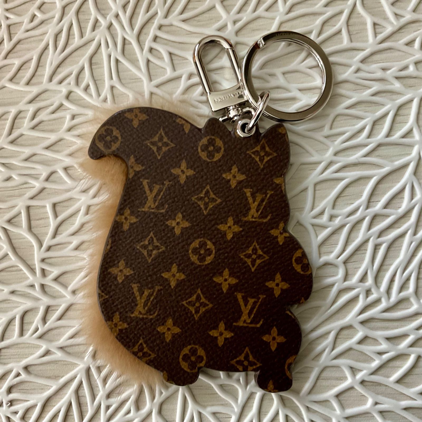 リスとミンク】 LOUIS VUITTON ルイヴィトン キーホルダー ポルトクレ・スクワーラル M00345 モノグラムキャンバス ⭐︎正規品⭐︎  リス ミンクファー バッグチャーム キーリング ⭐︎極美品⭐︎ - メルカリ