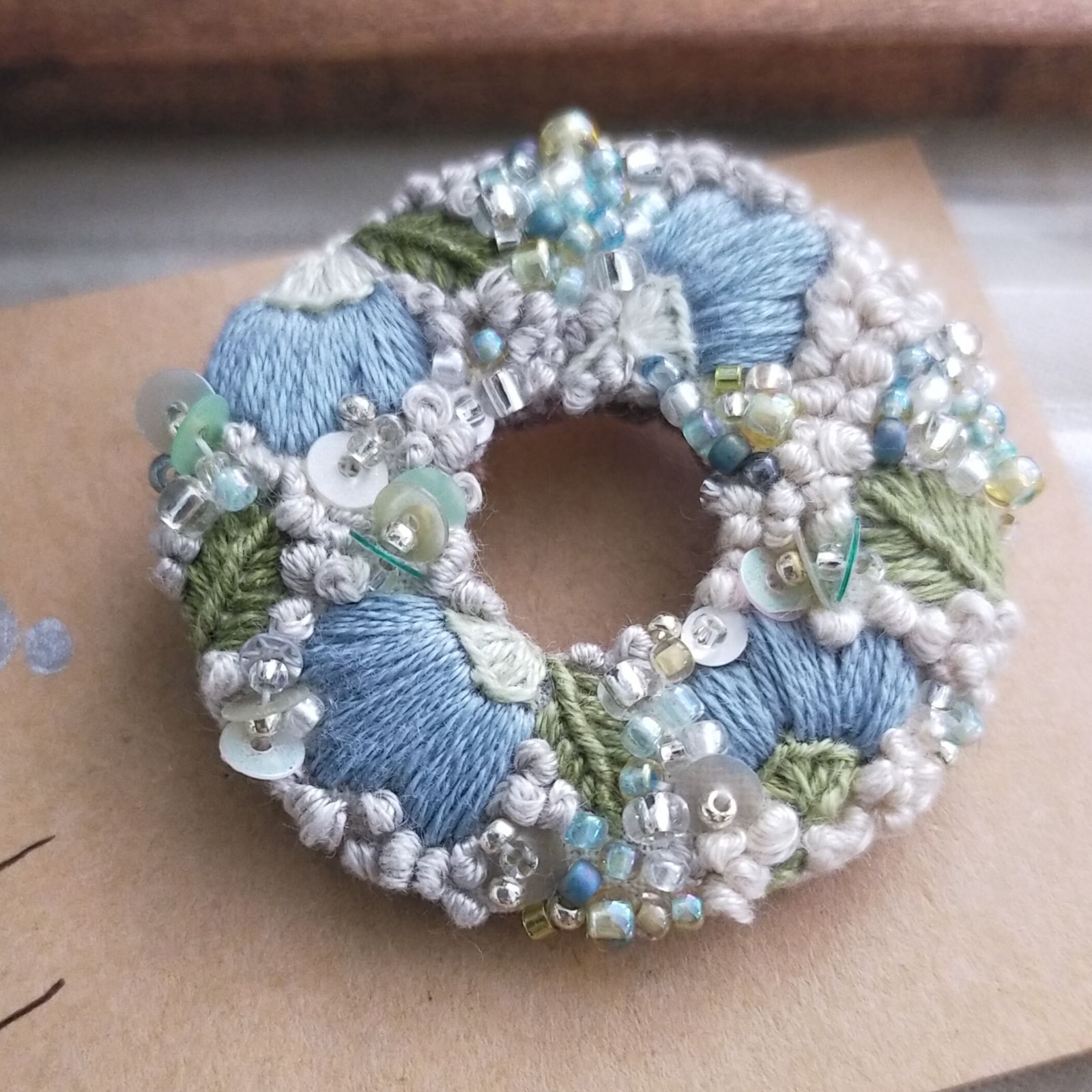 手刺繍ブローチ リース型 フラワーデザイン - メルカリ 
