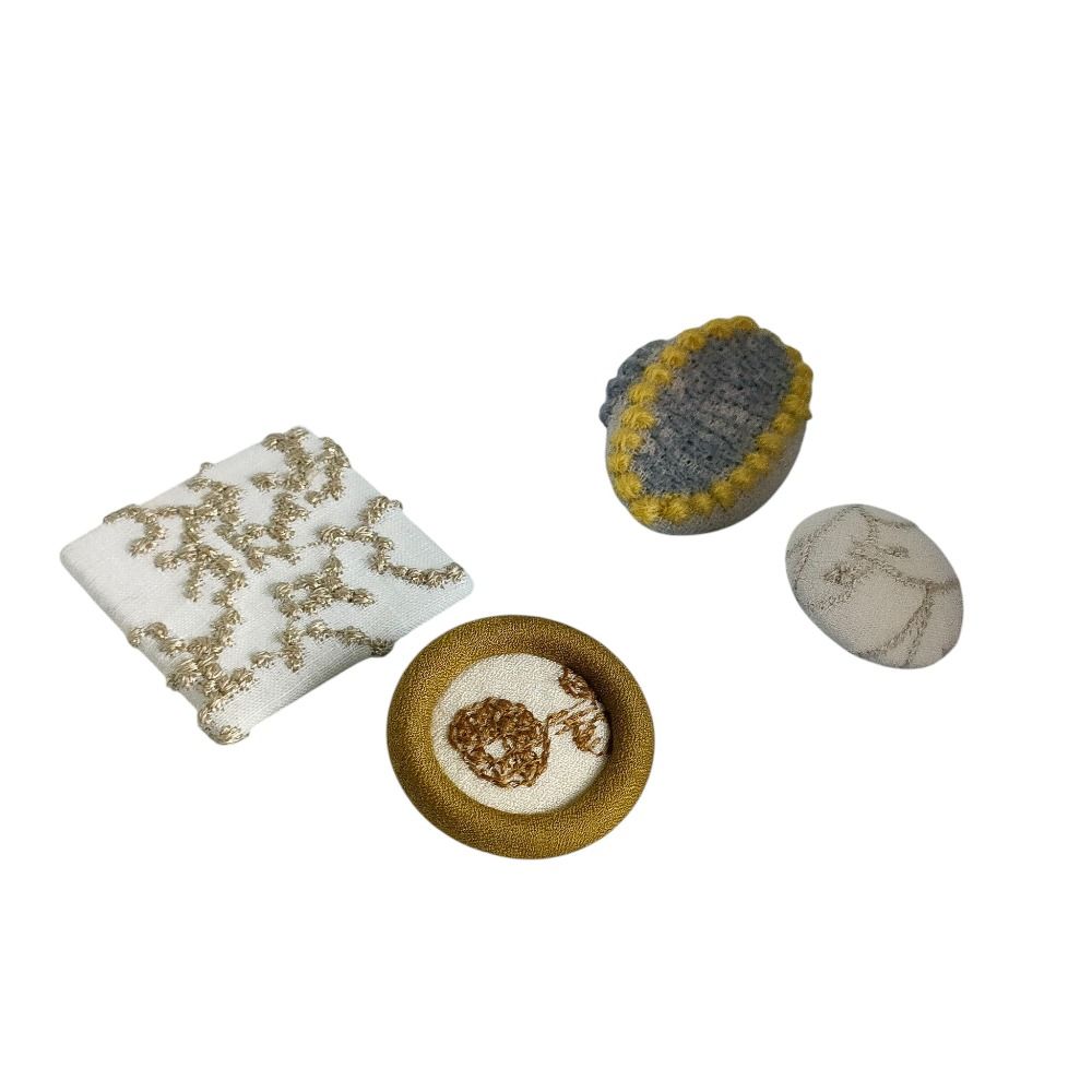 【匿名配送】ミナペルホネン　ブローチ　ピン留め　正規品　アクセサリー　レディース 美品 mina perhonen ミナペルホネン 刺繍 ブローチ くるみボタン