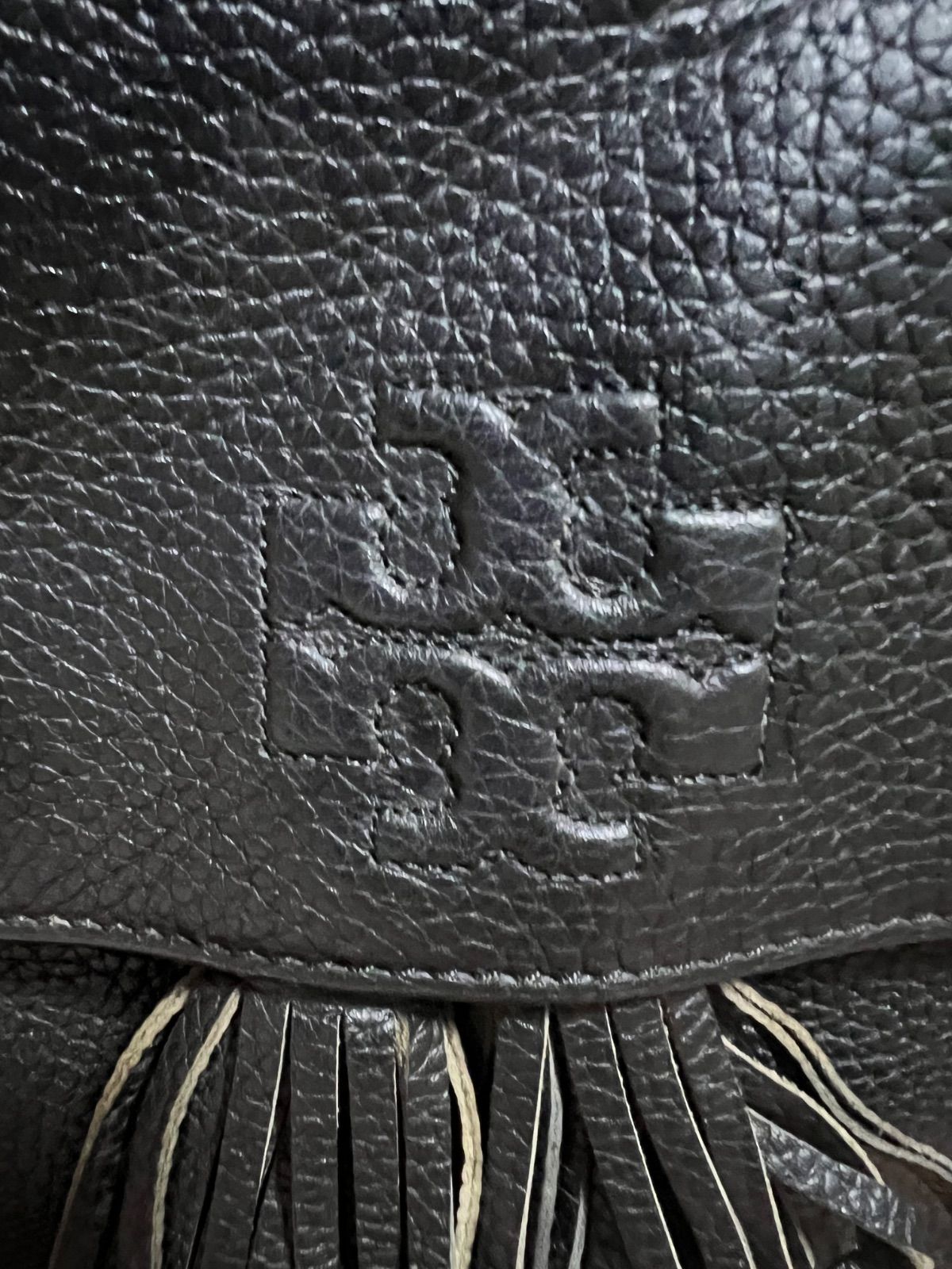 【中古】トリーバーチ テア リュック エンボスロゴ タッセル フリンジ ブラック 中古】トリーバーチ テア リュック エンボスロゴ タッセル フリンジ