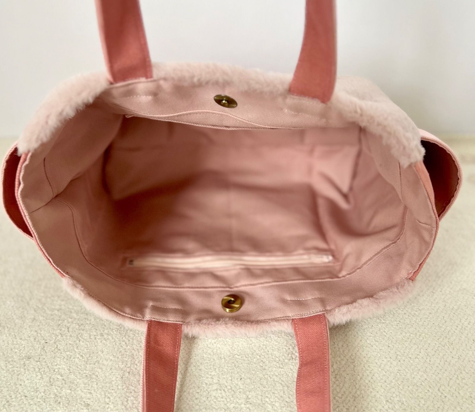 Mサイズ】くすみピンク ボアバッグ 手提げトートバッグ akaneko サイド
