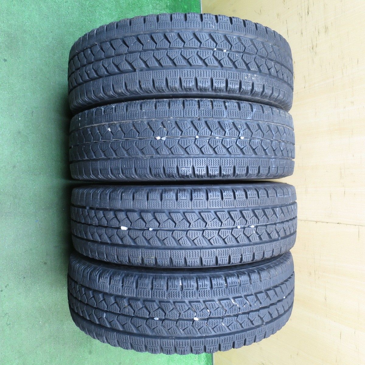 225/70R16 117/115L LT バリ山 スタッドレスタイヤ ヨコハマ バリ溝