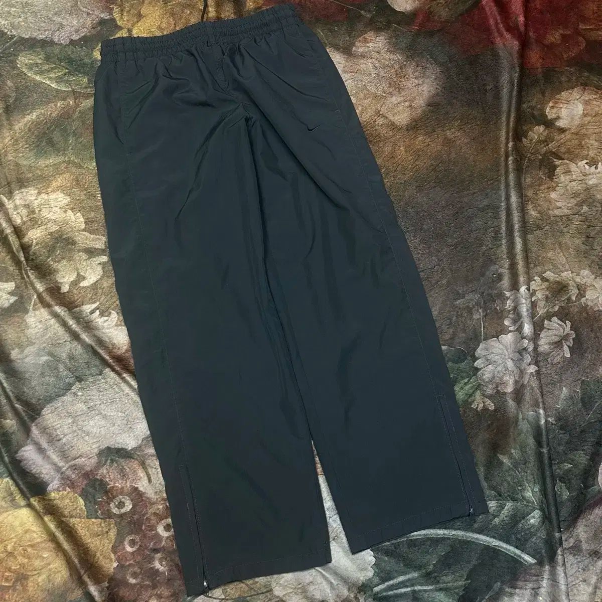 Nike(ナイキ） ヴィンテージ スウッシュ スモールロゴ チャコールトラックパンツ M トレーナー トレーニングボトム ポロ