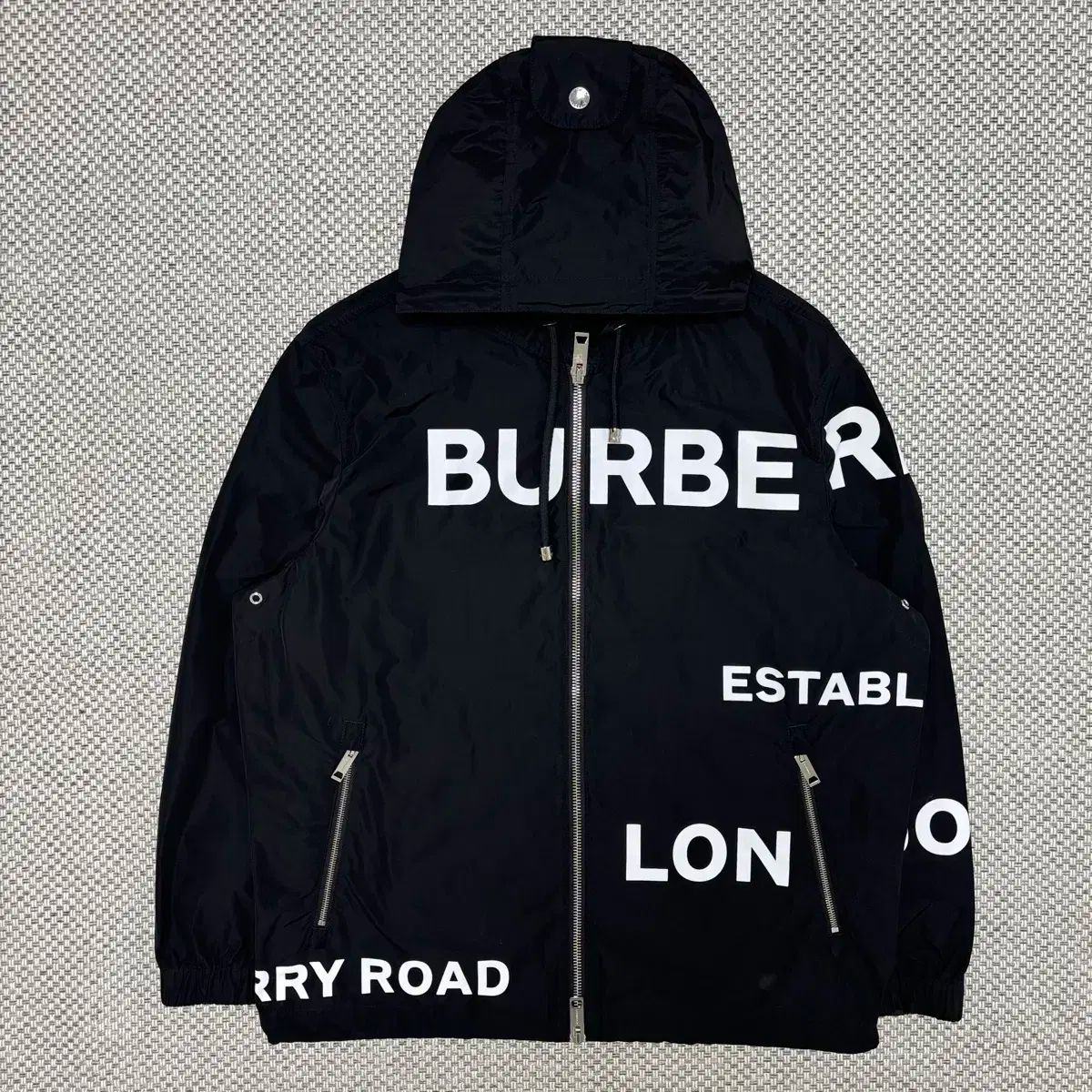 雷市場（ポンジャン）商品韓国直送】 50 BURBERRY(バーバリー ) ホースフェリー ウインドブレーカー - メルカリ