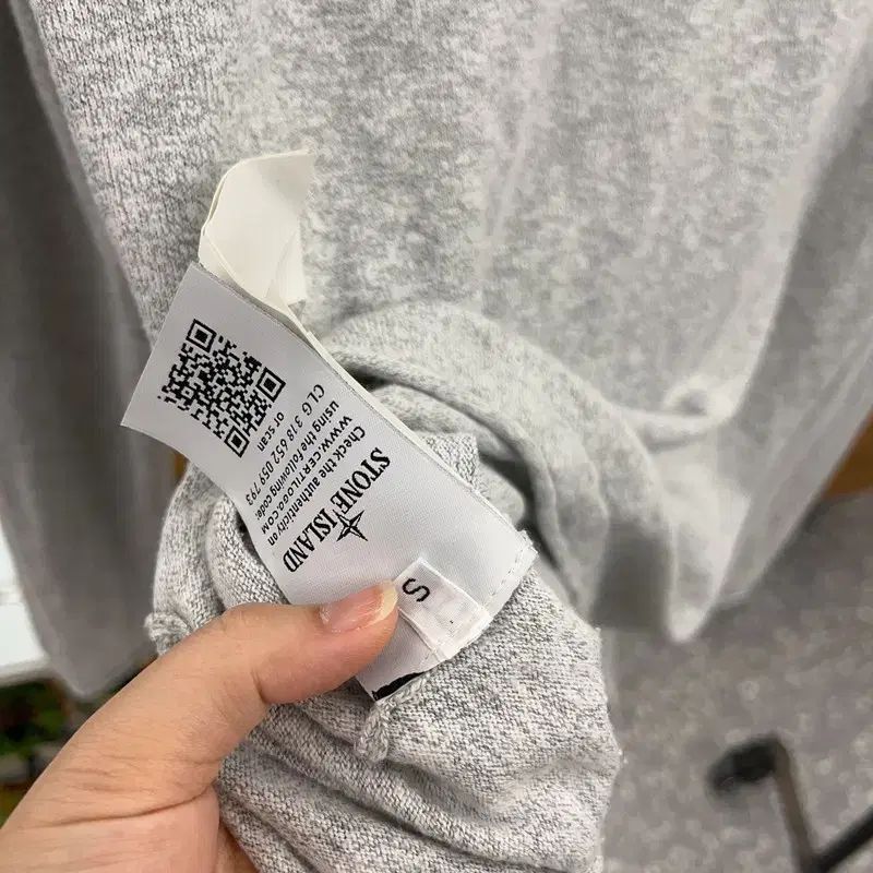 9839【美品・正規品確認済み】ストーンアイランド☆ワッペン付きLサイズニット カーディガン、セーター、ニットなどメンズニットウェア | Stone