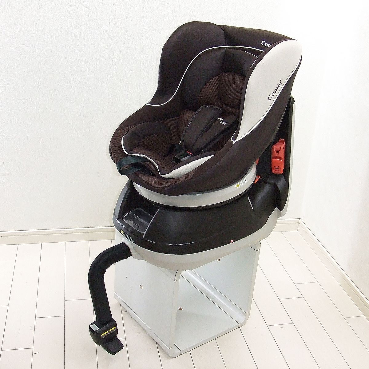 【美品】コンビ チャイルドシート ネルーム Lite EF⭐︎⭐︎ 美品】Combi ネルームlite EF 回転式チャイルドシート ブラウン