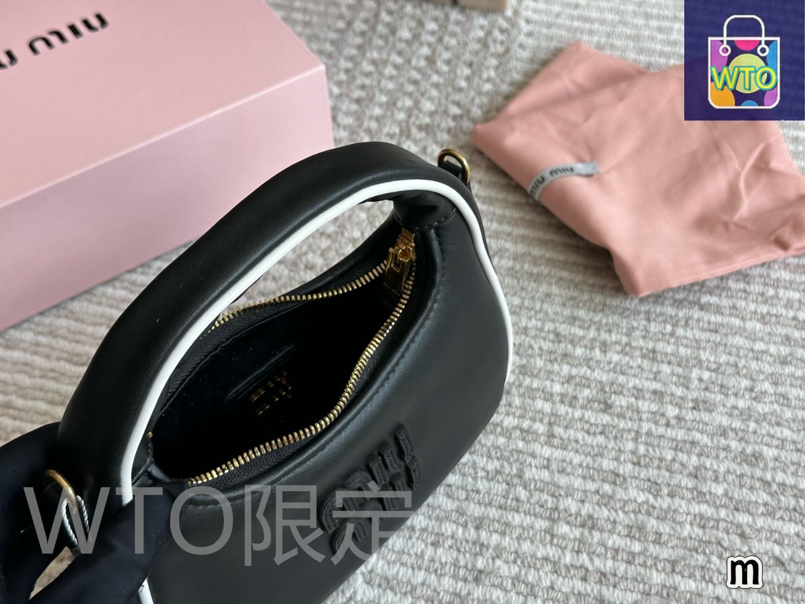 ミュウ ★ 渦巻ホロ　希少美品 今日特価】Miu Miu ミューミュー ホボシリーズ 可愛らしい三日月