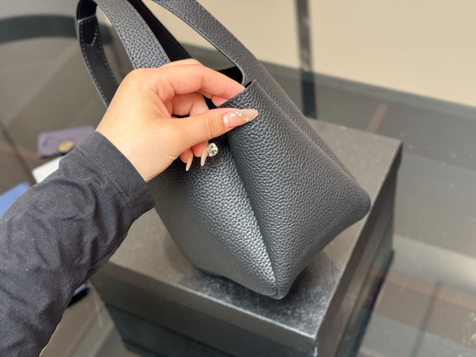 *PRADA* レザー トートバッグ 関税・送料込み 今日特価】Prada レザー トートバッグ!国内送料無料!限定在庫
