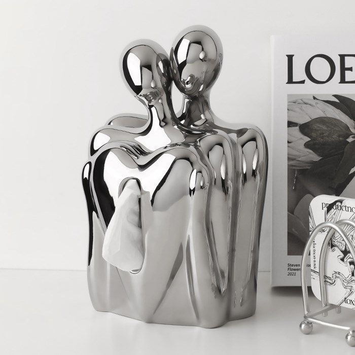 恋人がバックハグしている愛のあるティッシュボックス