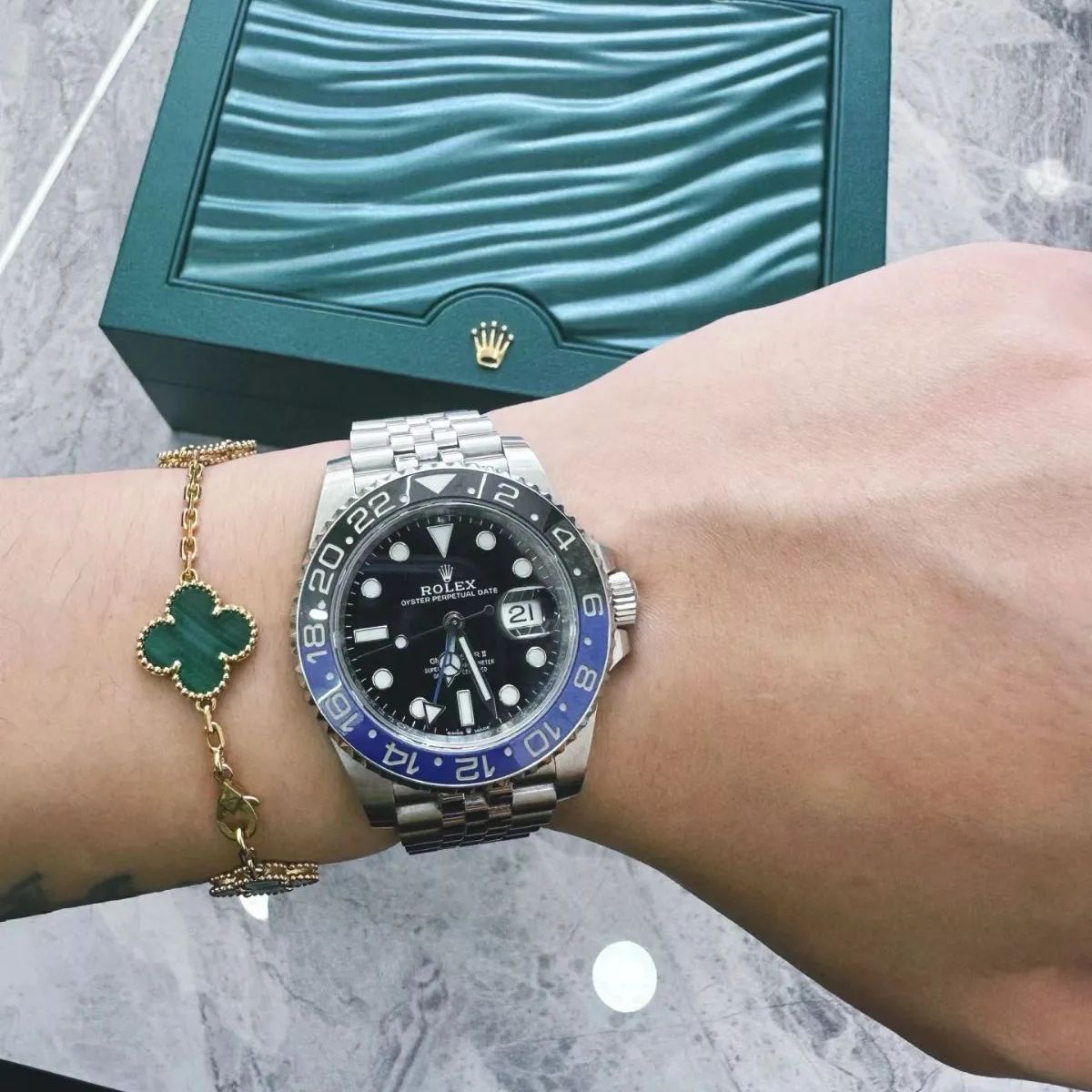 ROLEX 新品未使用　箱付き　青色波模様 スカーフ　大判　レア ROLEX 新品未使用箱付き青色波模様 スカーフ大判レア