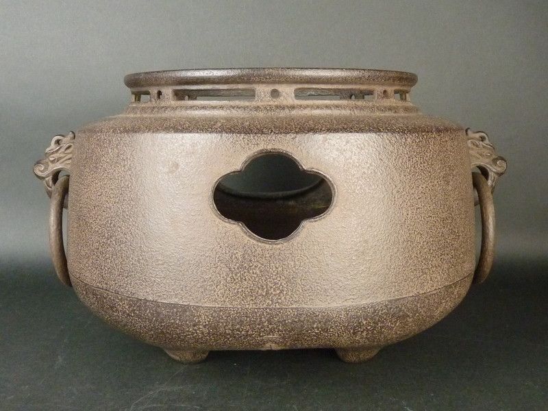 清宮】角谷一圭 作「鉄 肩衝風炉」共箱 幅 約35cm 高さ