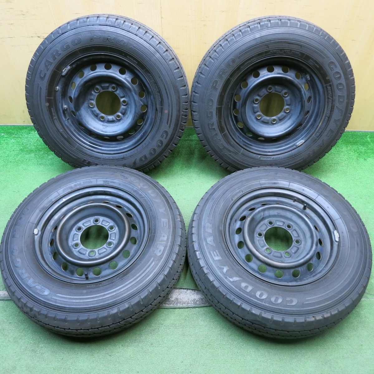 ハイエース純正タイヤ　195/80R15 DUNLOP 200系 ハイエース 新車外し 純正タイヤ 2024年製
