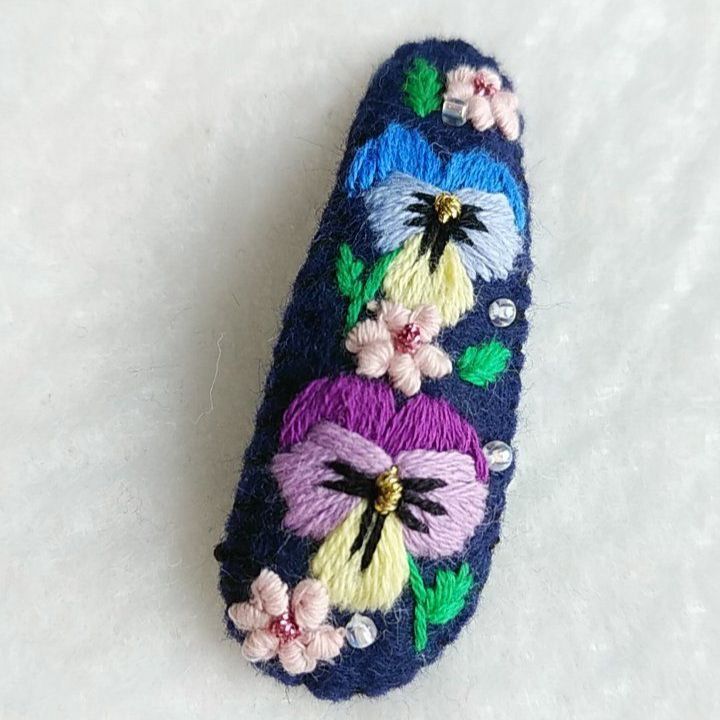 パンジー刺繍♡5センチパッチンピン♡ハンドメイド - メルカリ