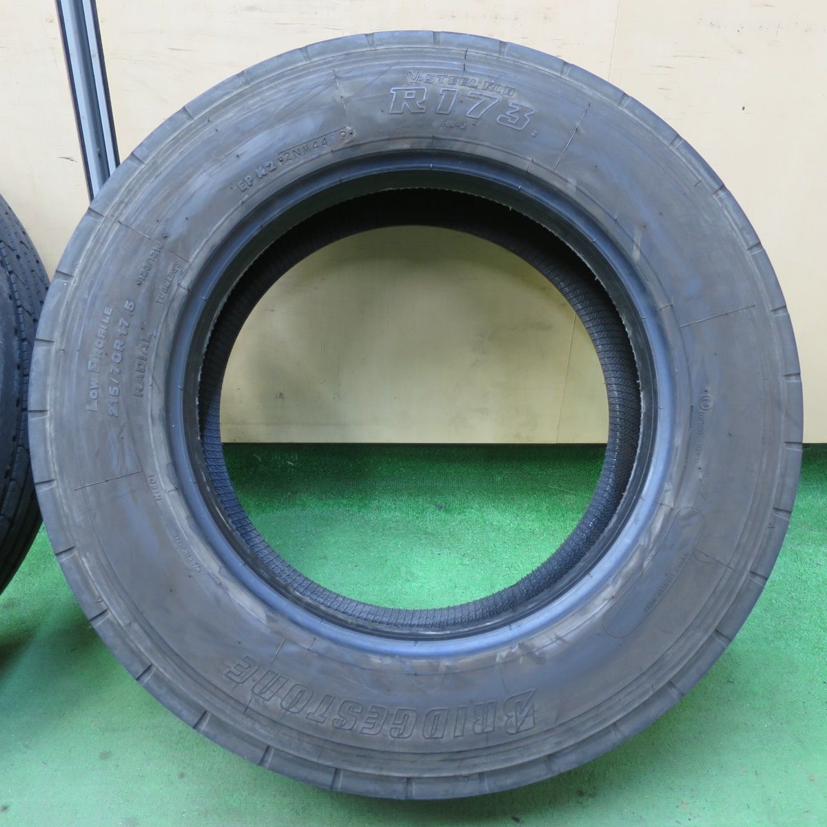 バリ溝！9分☆トラック タイヤ 215/70R17.5 123/121J ブリヂストン 
