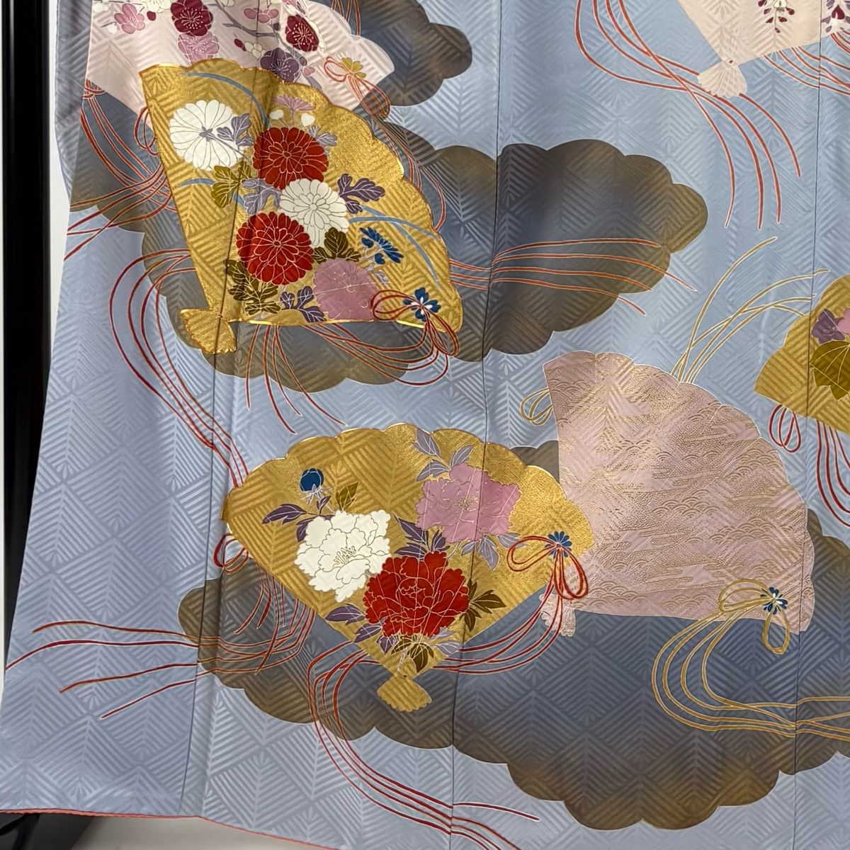 美品 振袖 グリーン 扇面 吉祥文 金彩加工 トールサイズ 身丈165.5cm 振袖 身丈165.5cm 裄丈67.5cm L 袷 扇 草花 金糸 金彩 青灰色